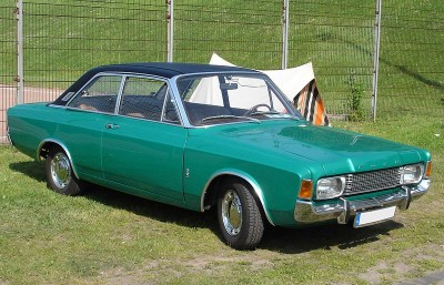 800px-Ford-17M-P7-Limousine-2-türig.jpg