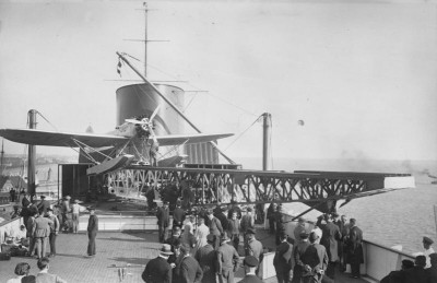 Bundesarchiv_Bild_102-12384,_Dampfer_'Bremen',_Bordflugzeug_'New_York'.jpg