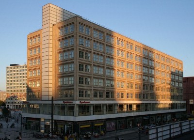 1024px-Berlin-Sparkasse1-Bubo.JPG
