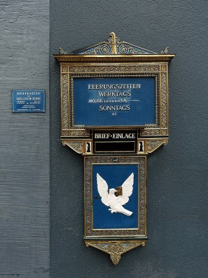 800px-Melchior_Berri_(1801–1854),_Baslerdybli-Briefkasten.jpg