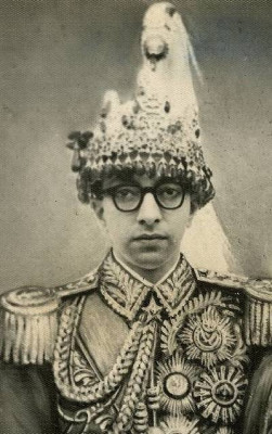 Mahendra_Ratna_1957_(cropped).jpg